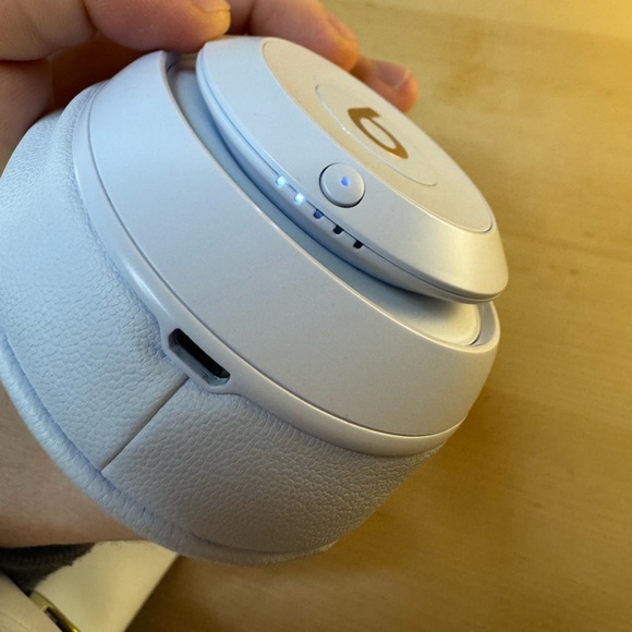 Beats Studio3 Over-Ear Bluetooth Headphones in White w/ Pure ANC - Picture 3 of 15